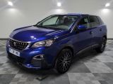 un 4x4 bleu garé dans un garage au sol en damier