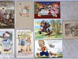 Plusieurs cartes postales d'enfants sont disposées en rangée sur une table