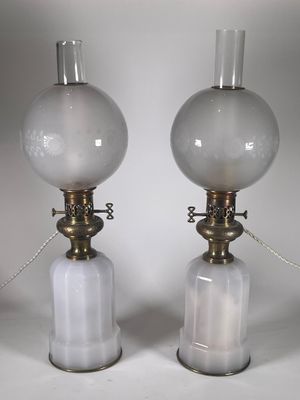 paire de lampes de table en verre et en laiton, avec des abat-jours en verre dépoli
