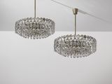 une paire de lustres dont les pendants en cristal sont suspendus au plafond