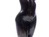 statue d'une femme assise sur un bloc de marbre noir