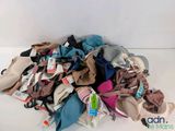 un tas de sous-vêtements par terre, avec leurs étiquettes encore attachées