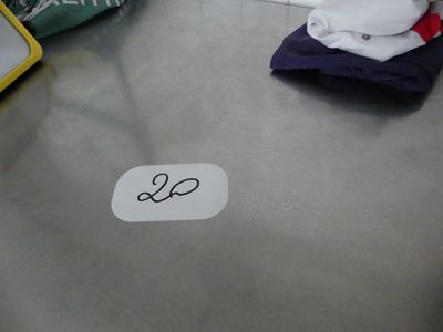 un autocollant blanc représentant une personne, posé sur une table
