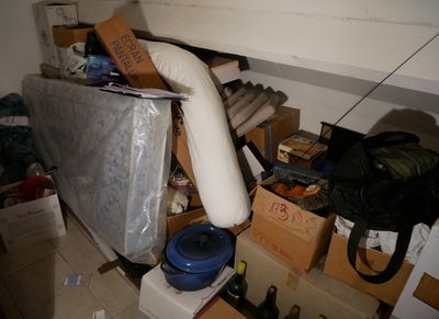 une pile de boîtes et d'autres objets dans une pièce