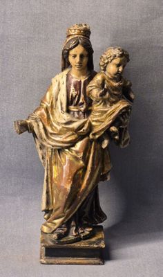 l'image d'une statue représentant une femme tenant un enfant dans ses bras