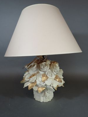 Pied de lampe en céramique blanche et dorée à décor d'un bou…