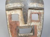 une image d'un masque en bois sur fond blanc