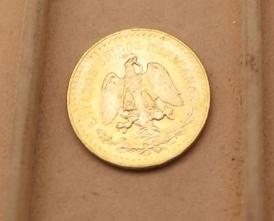 une pièce d'or posée sur une surface marron