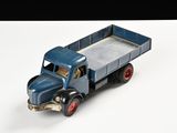 un camion jouet posé sur une surface blanche
