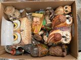 une boîte en carton remplie d'objets hétéroclites sur le sol