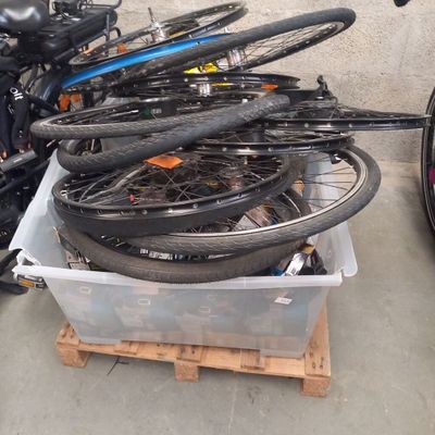 beaucoup de vélos posés sur une palette