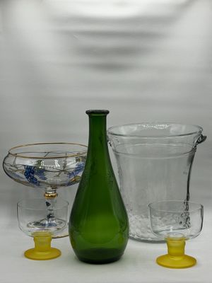 une bouteille verte et deux verres posés sur une table