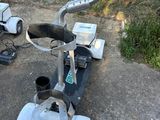 une machine posée par terre dans la cour