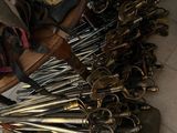 plusieurs paires de ciseaux posées sur une chaise dans une pièce