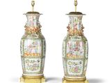 paire de vases chinois sur socles, ornés de figures