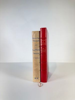 deux livres posés l'un sur l'autre sur une table