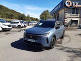 un SUV argenté garé devant un immeuble devant lequel sont garées d'autres voitures