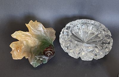 deux morceaux de verre posés l'un à côté de l'autre sur une table