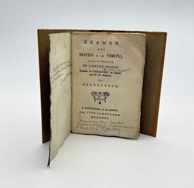 un vieux livre ouvert sur une page où l'on peut lire quelque chose