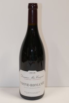 une bouteille de vin posée sur une table