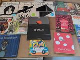 une table sur laquelle se trouvent de nombreux livres