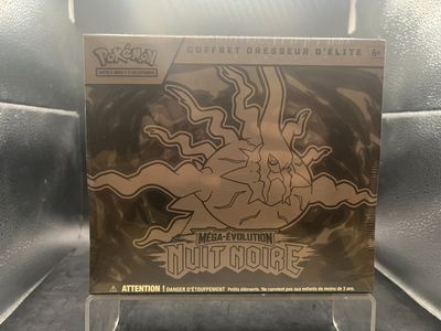 un gros plan sur une boîte de cartes à collectionner Pokémon posée sur une table