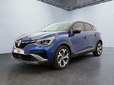 Le nouveau SUV Renault C-HR est garé dans un showroom.