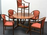 une table avec quatre chaises et une table ronde entourée de quatre chaises