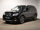Le SUV Nissan noir est garé dans une pièce blanche.