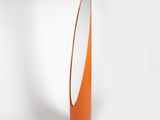 une image représentant un grand vase orange orné d'un miroir