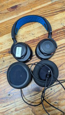 trois casques sont posés les uns à côté des autres sur un parquet