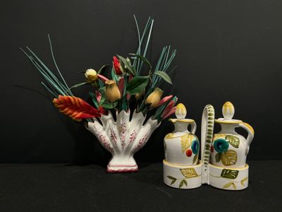 deux vases contenant des fleurs, posés sur une table