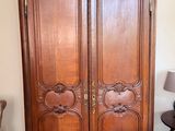 une armoire en bois dans le coin d'une pièce