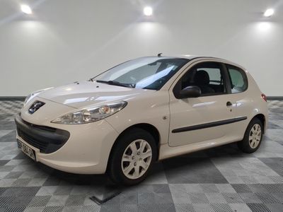 la photo d'une voiture blanche garée dans un garage