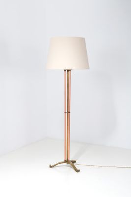 une lampe posée sur une table
