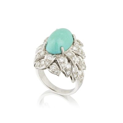 un gros plan d'une bague ornée d'une turquoise entourée de diamants