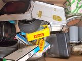 une boîte en carton remplie d'appareils électroniques et d'autres objets