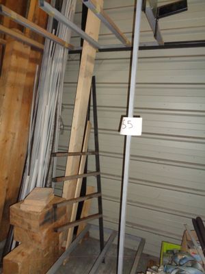 une échelle appuyée contre un mur dans un garage