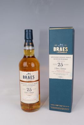 une bouteille de whisky Braes de 25 ans d'âge à côté d'une boîte