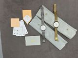 une montre, un portefeuille et d'autres objets posés sur une table