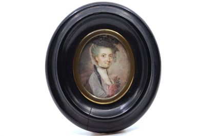 portrait d'un jeune homme dans un cadre ovale noir à bordure dorée
