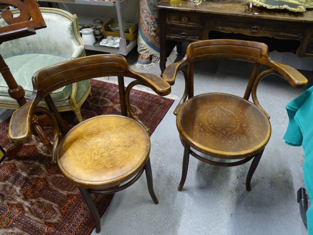 FISCHEL : deux fauteuils en bois assises à décor en reliefs. Étiq...