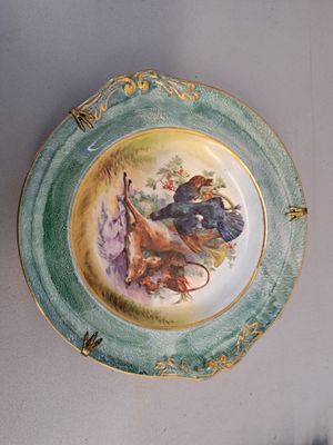 une assiette avec l'image d'un homme et d'un chien