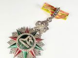 une médaille d'argent ornée d'une étoile rouge et verte