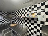 un mur à carreaux noirs et blancs dans une cuisine