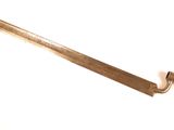 un très long couteau posé sur une table