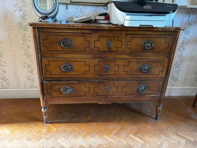Commode en bois teinté et filets (usures et rayures)