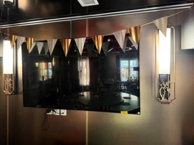 un miroir accroché au mur d'une pièce