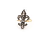 une bague en forme de fleuret, ornée de losanges noirs et blancs, sur fond blanc
