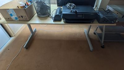 un bureau avec une imprimante posée dessus